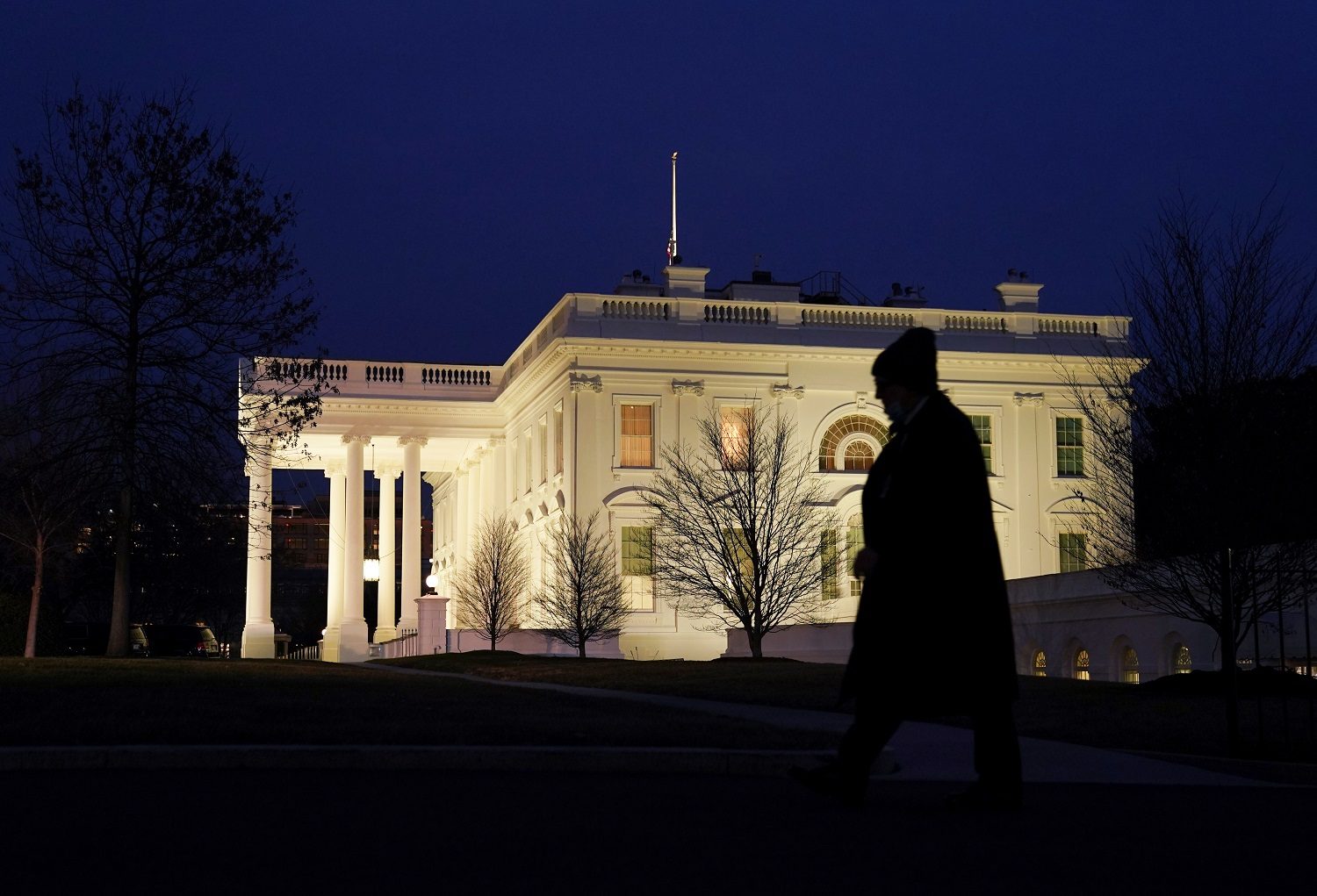 دقت ساعة رحيلهم.. ترامب وطاقمه يحزمون أمتعتهم، وتنظيف البيت الأبيض يكلف نصف مليون دولار! (صور)