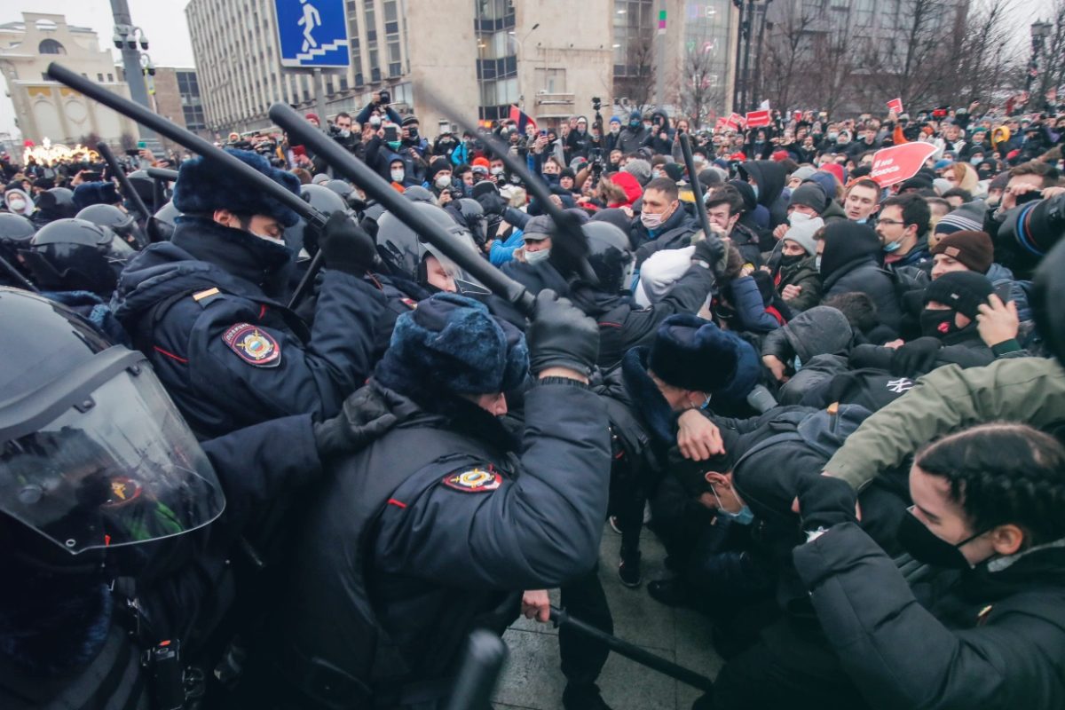 كرة الثلج تتدحرج ضد “ديكتاتورية بوتين”.. إلى أين ستصل أكبر احتجاجات في روسيا منذ عقود؟