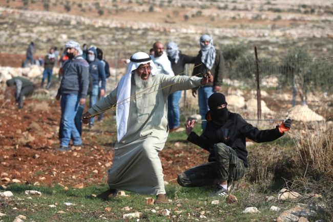 فيديو لمُسنّ فلسطيني يتحدى جنوداً إسرائيليين.. واجههم بالحجارة وقابلوه بالرصاص