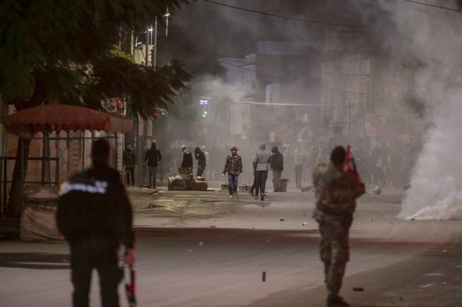 احتجاجاً على تدابير كورونا.. اعتقالات وصدامات بين الأمن التونسي ومتظاهرين