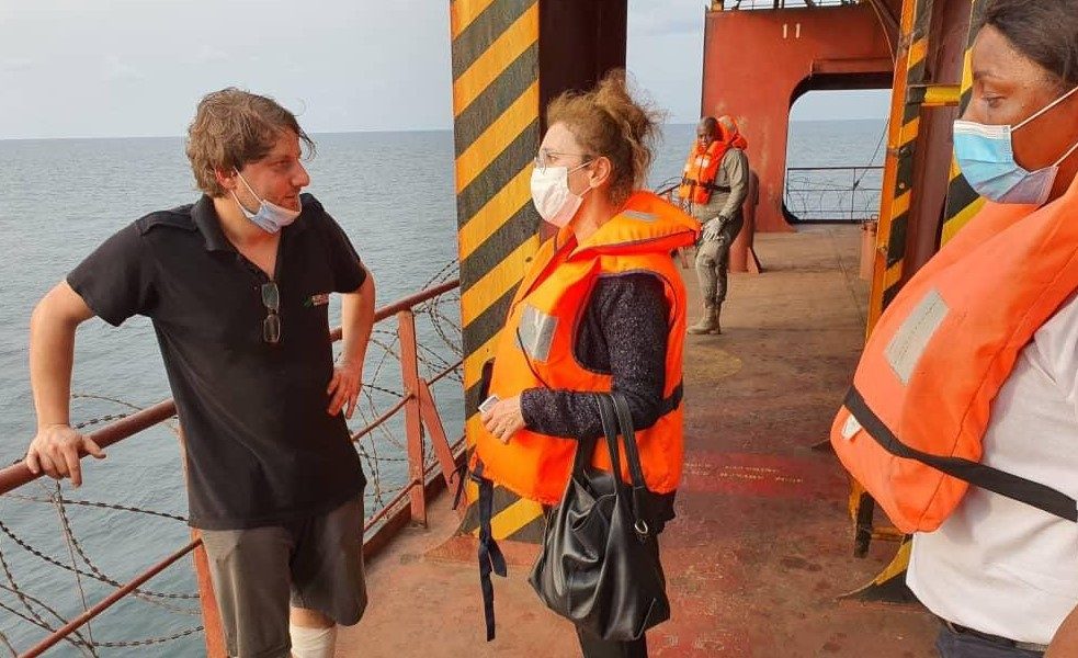 سفيرة تركيا في الغابون تلتقي قبطان السفينة التركية/ الأناضول