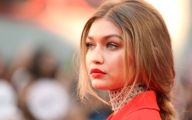 جيجي حديد تثير الجدل بسبب وشم باللغة العربية.. كاميرات “البابارتزي” تكشف عن محتواه (صور)