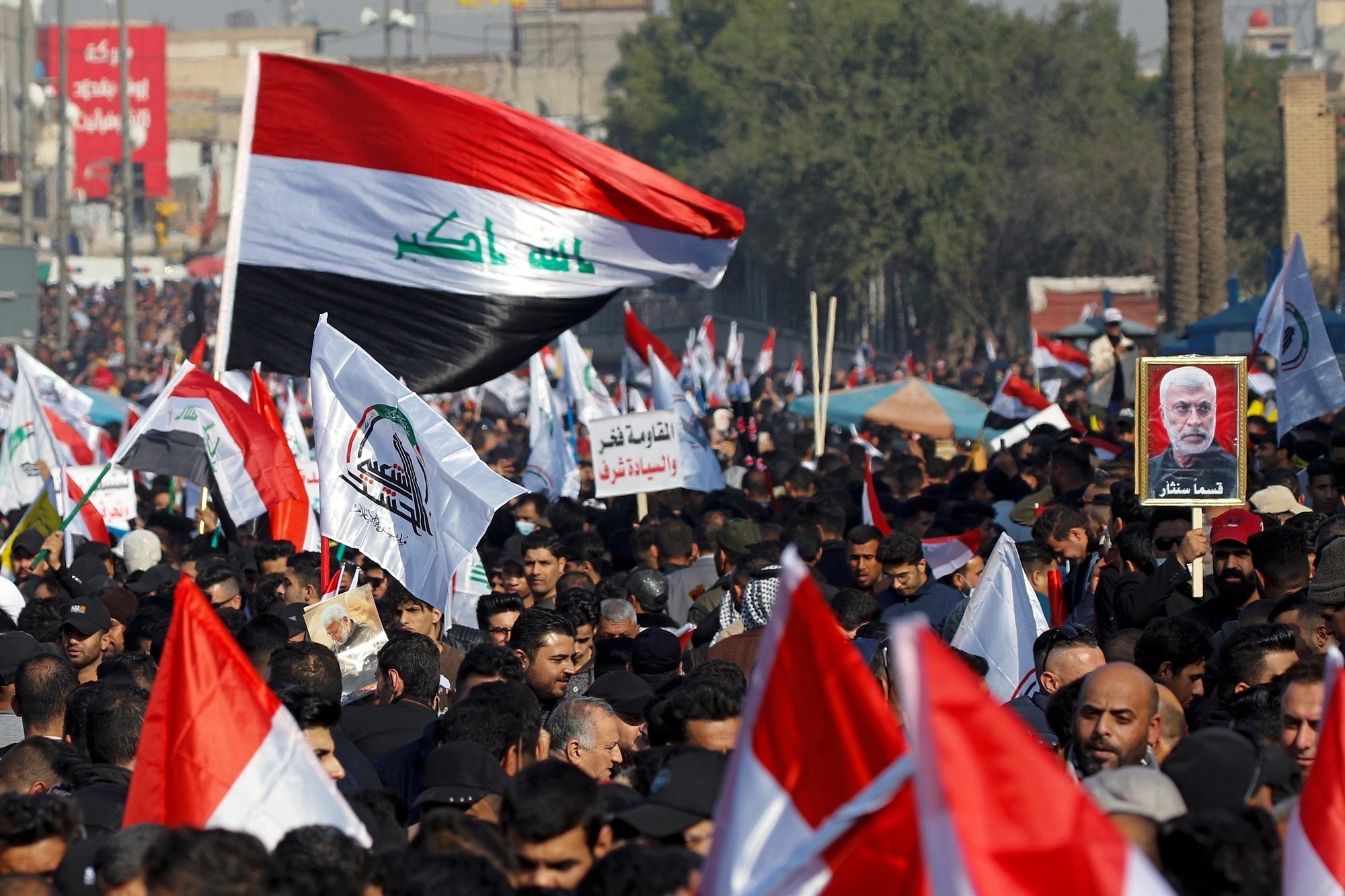 حشود كبيرة من المتظاهرين بالعراق يحيون ذكرى اغتيال سليماني