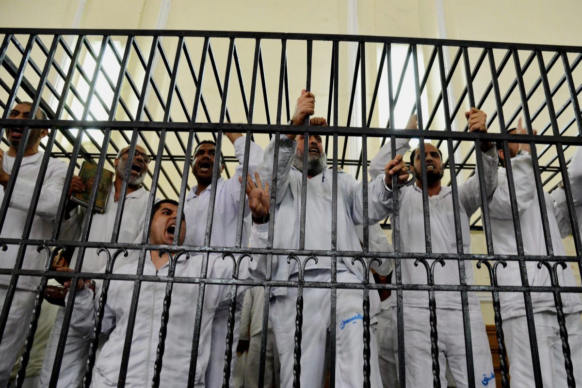 “ساقطون من حسابات الجميع”.. لماذا تتجاهل الحكومات إعطاء السجناء والمعتقلين لقاحات كورونا رغم خطورة إصابتهم؟