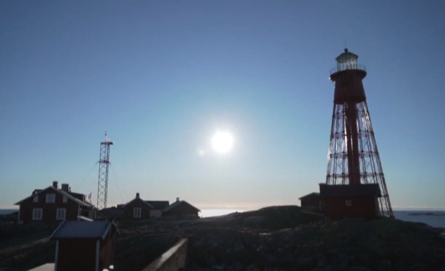 ممرضة محظوظة تفوز بفرصة حضور أفلام مهرجان سينمائي لوحدها على جزيرة خلابة (فيديو)