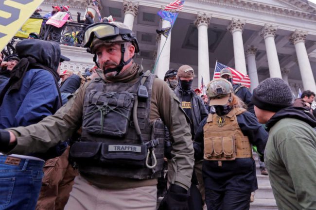 مسؤول بالبيت الأبيض متورط بواقعة اقتحام الكونغرس.. تواصل مع عضو بمنظمة متطرفة قبل الهجوم