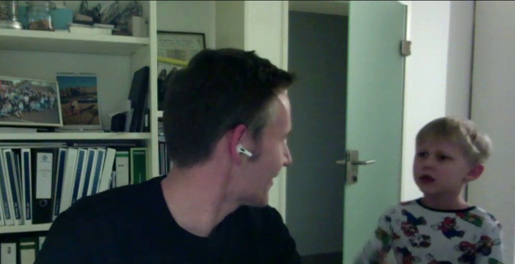 أراد النوم ورفض المغادرة! فيديو لطفل رئيس “تريفاغو” يقتحم الغرفة على والده خلال لقاء على التلفاز