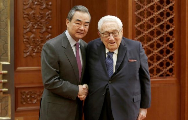 إشراكها في صنع القرار بدلاً من معاداتها.. هل تعيد واشنطن سياسة الداهية الأمريكي هنري كيسنجر لاحتواء الصين؟