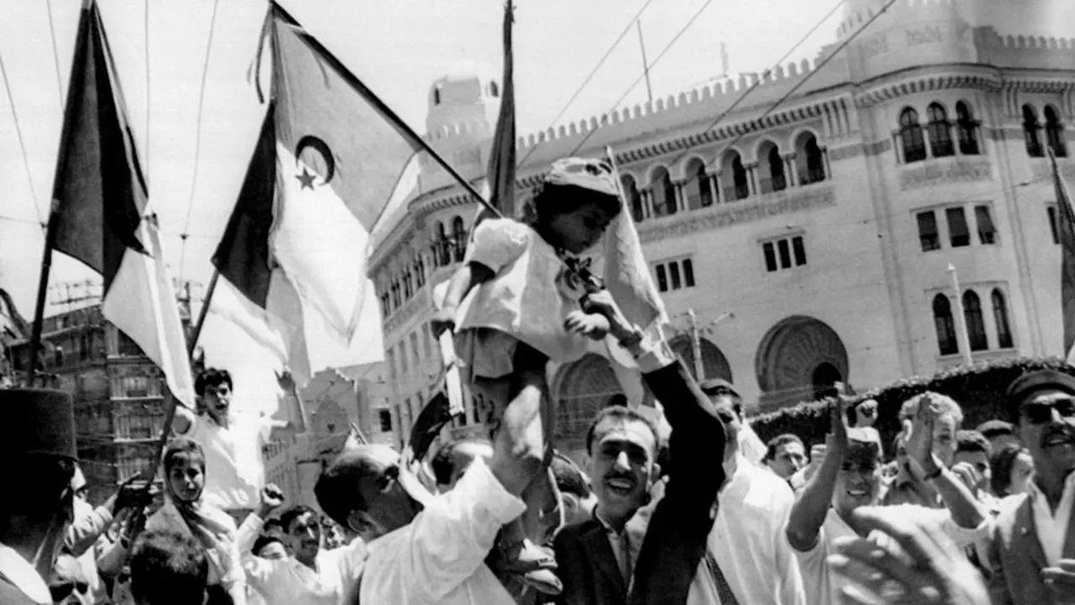 الاتحفال باستقلال الجزائر (مواقع التواصل الاجتماعي)