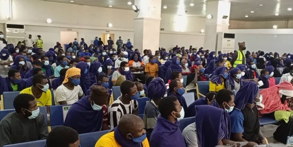 آلاف النيجيريين اُضطروا إلى البحث عن عمل في الخارج