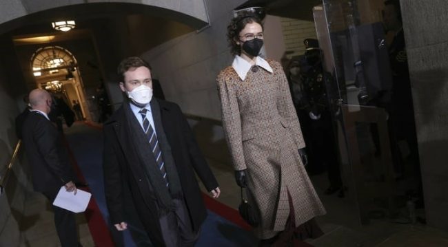 ابنة زوج “هاريس” سرقت الأضواء في حفل تنصيب بايدن.. ارتدت أزياء بتصاميم متميزة تتناسب مع تخصصها الجامعي