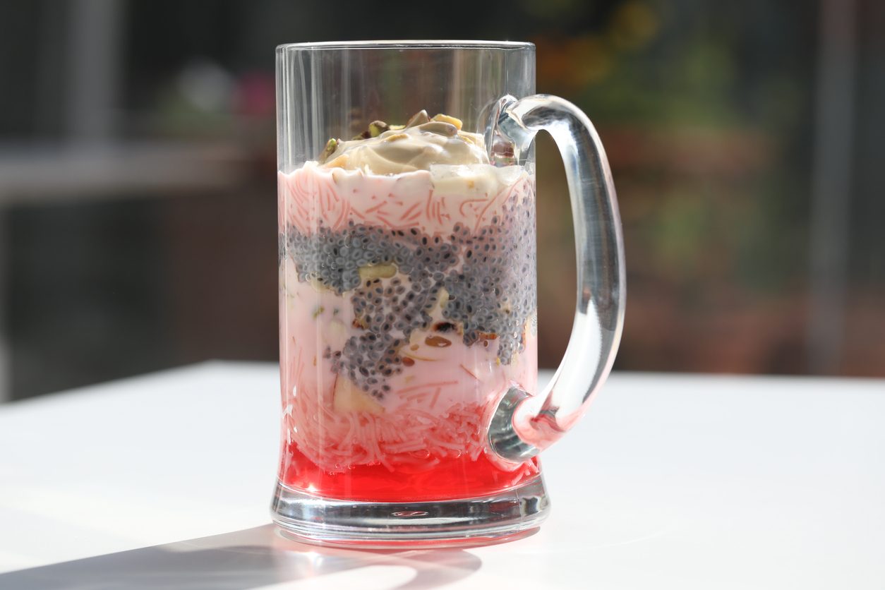 iStock/ تحضير حلوى فالودا الإيرانية