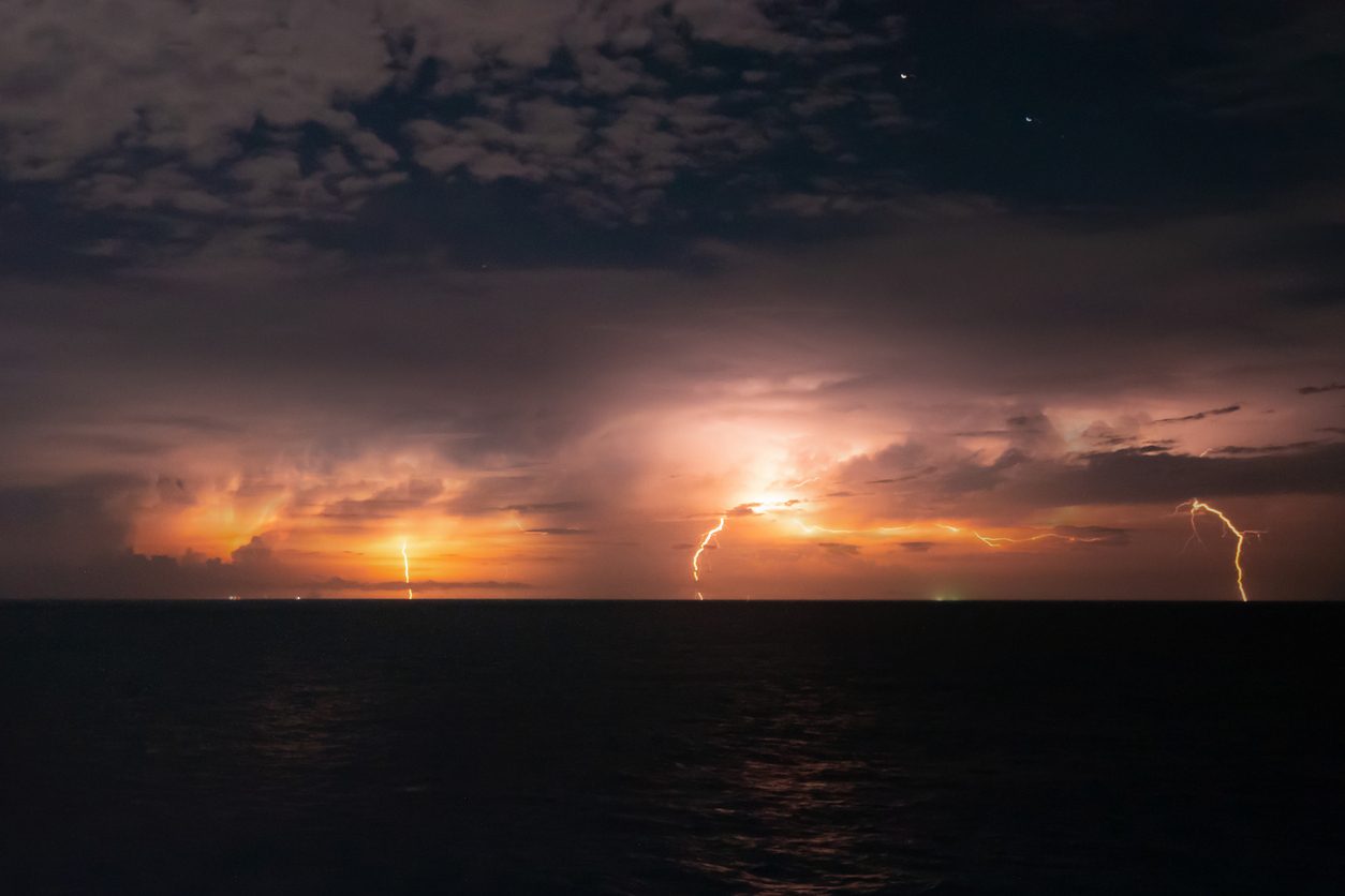 الصواعق الشديدة