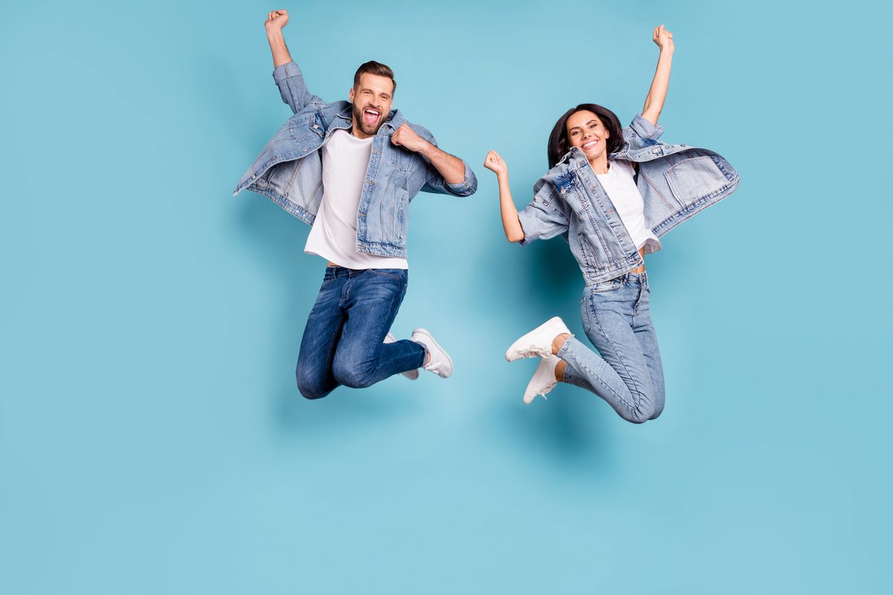 من الجينز الباهت إلى الممزق والعريض، ما السر وراء صيحات الموضة تلك؟