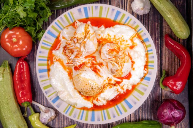 لبن وبهارات مع بيض مسلوق بطريقة “غريبة”.. طبق “تشيلبير” التركي لتجربة إفطار مميزة