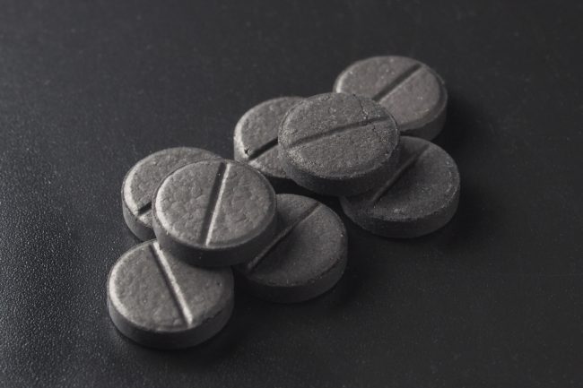 علاج سحري لا يتخلى عنه الشعب الروسي.. “حبوب الفحم”.. فوائد مذهلة تبدأ بالتخلص من السموم وتنتهي بالعناية بالبشرة