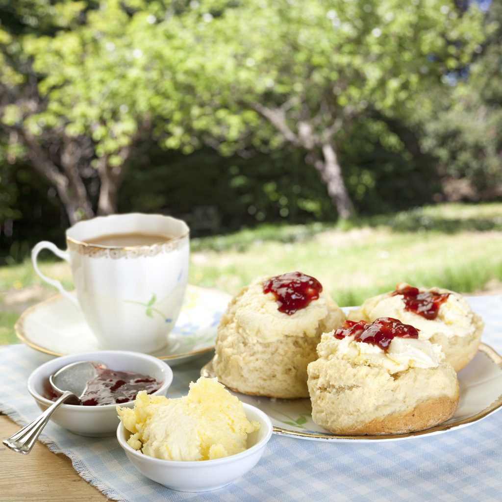 الإفطار التقليدي في لندن.. طريقة تحضير الكعك البريطاني مع المربى