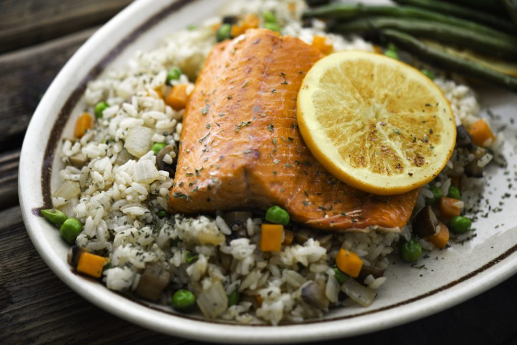 انسَ الطرق التقليدية وجرِّب تحضير سلمون الزنجبيل والبرتقال