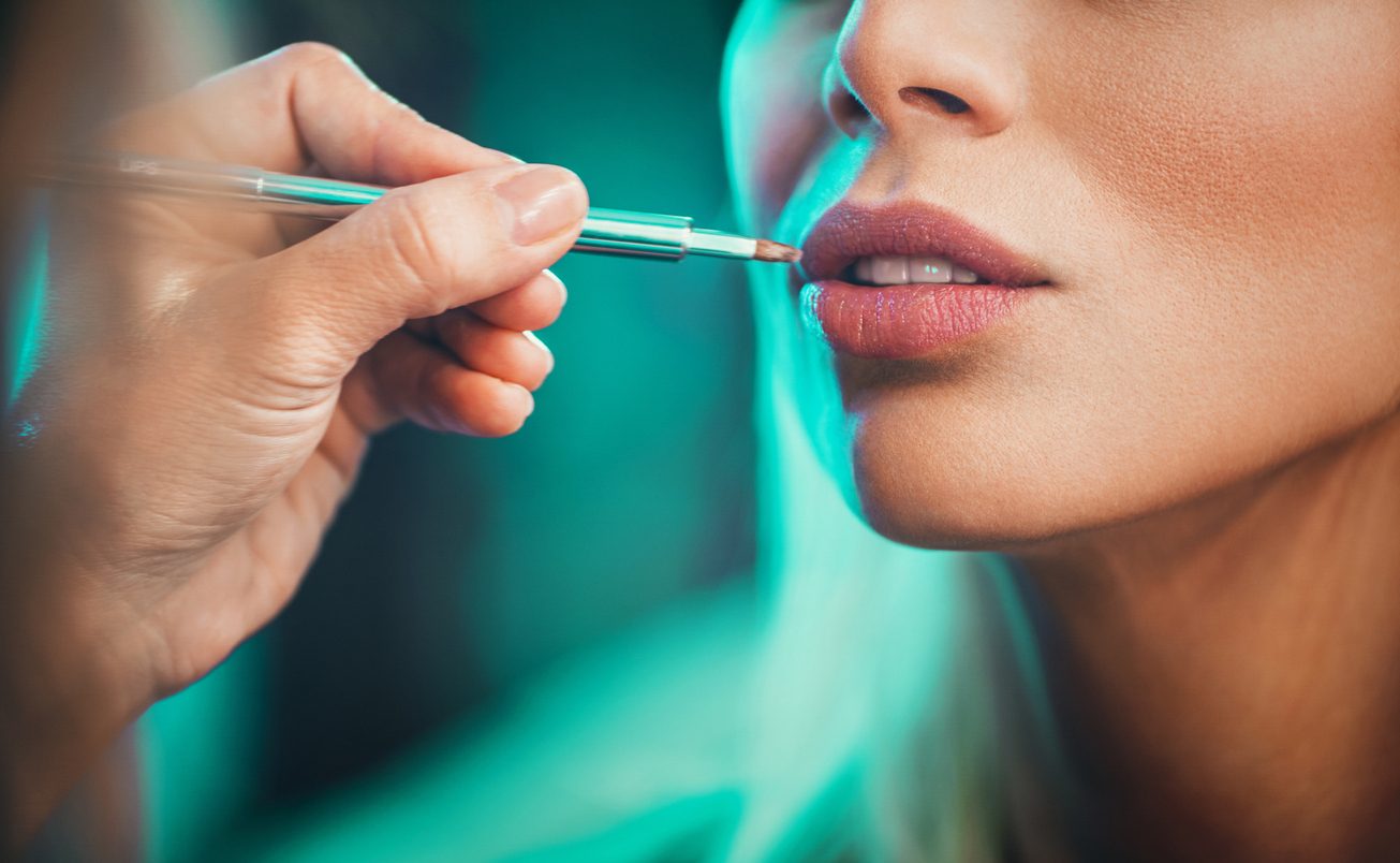 تساعد فرشاة شفاه لرسمها بدقة - iStock