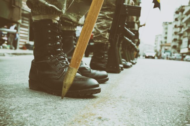 الحصول على دعم الجيش والابتعاد عن العنف.. طرق التحرر من الديكتاتورية إلى الديمقراطية