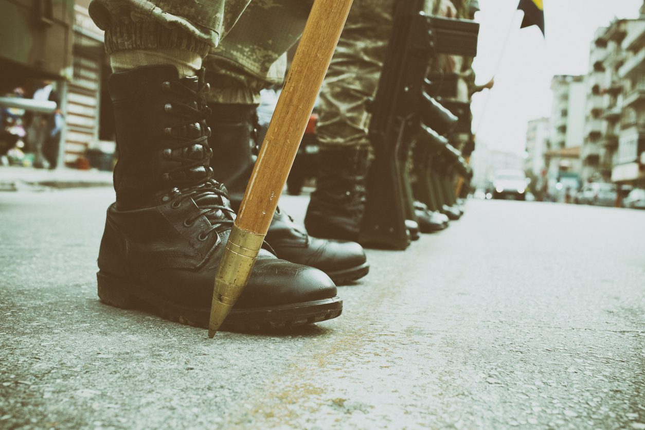 الحصول على دعم الجيش والابتعاد عن العنف.. طرق التحرر من الديكتاتورية إلى الديمقراطية