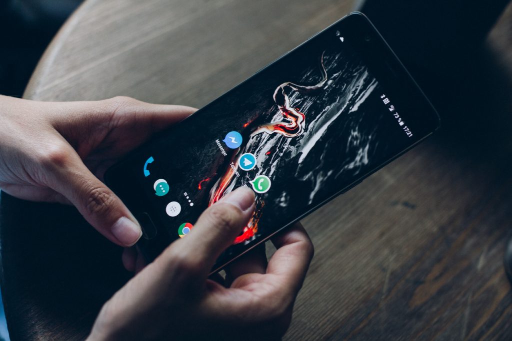 الكل يبحث عن بديل واتساب.. لكن هل سيغنال وتليغرام أكثر أماناً حقاً؟