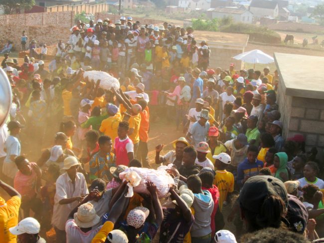 الرقص مع الموتى على أنغام الموسيقى.. هل سمعت عن طقس “تقليب العظام” لقبيلة ميرينا في مدغشقر؟