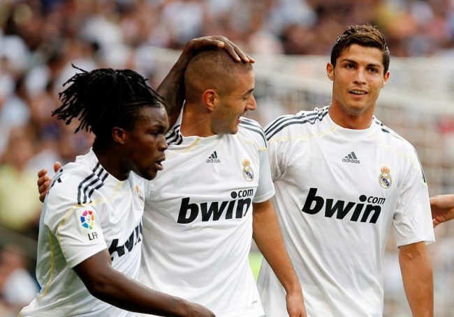 جرَّب الغناء وعاد بـ”كرشٍ” مترهلة.. هكذا بدا لاعب ريال مدريد السابق مع فريقه الجديد