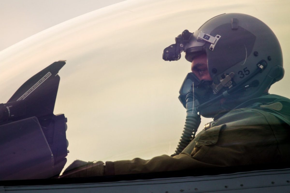 ما الميزات المذهلة للأقنعة الخاصة بالطيارين المقاتلين وكيف تعمل؟ هذا ما يحدث لهم إذا نزعوها أثناء التحليق!
