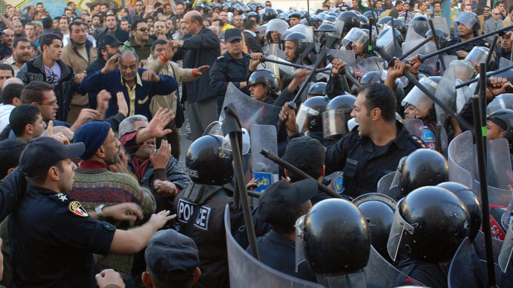 المظاهرات الأولى ل ثورة يناير في مصر/ رويترز