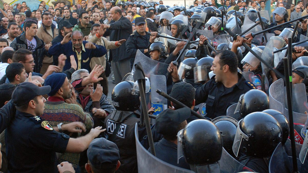 المظاهرات الأولى ل ثورة يناير في مصر/ رويترز