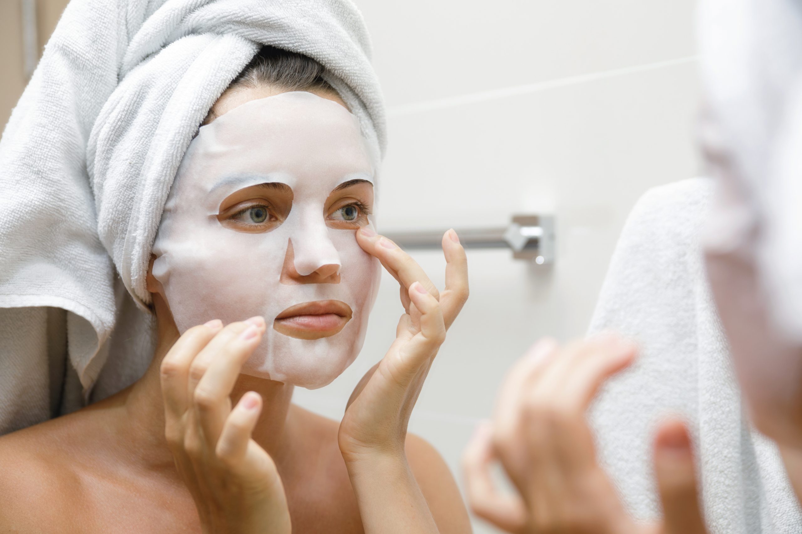 استخدام أقنعة الوجه الورقية - Shutterstock