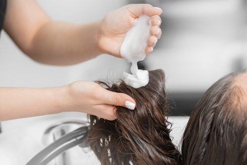 مكونات الشامبو عديدة، ويجب اختيارها حسب احتياجات شعرك - Shutterstock