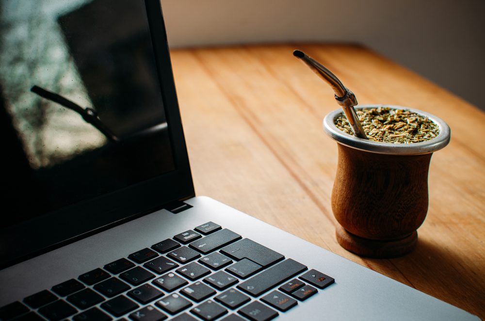 Shutterstock/ يحتوي كوب واحد من المتة على 85 مجم من الكافيين، أي أقل ما يحتويه فنجان القهوة وأكثر من الشاي، لذلك تعتبر المتة من المشاريب التي تزيد من مستويات الطاقة في الجسم وتقلل شعور التعب.