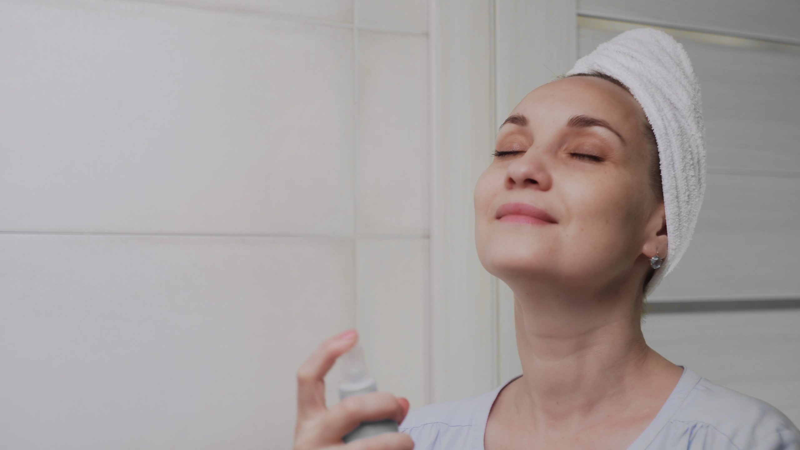 استخدام بخاخ التثبيت ساعد في الحصول على نتيجة أفضل للمكياج - Shutterstock