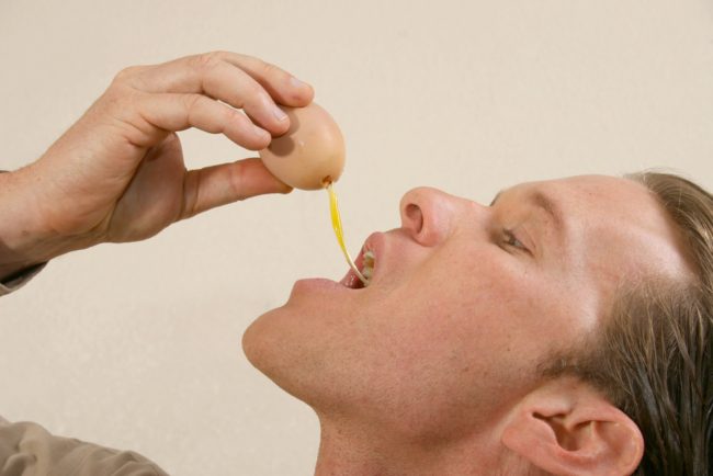 شربه نيئاً قد يسبِّب الموت لبعض الناس.. تعرَّف على الاختلاف في فوائد البيض قبل الطهي وبعده