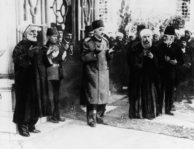 لم يُسمح لهم بالعودة إلا بعد عشرات السنوات.. ماذا تعرف عن قصة نفي أتاتورك لأفراد السلالة العثمانية