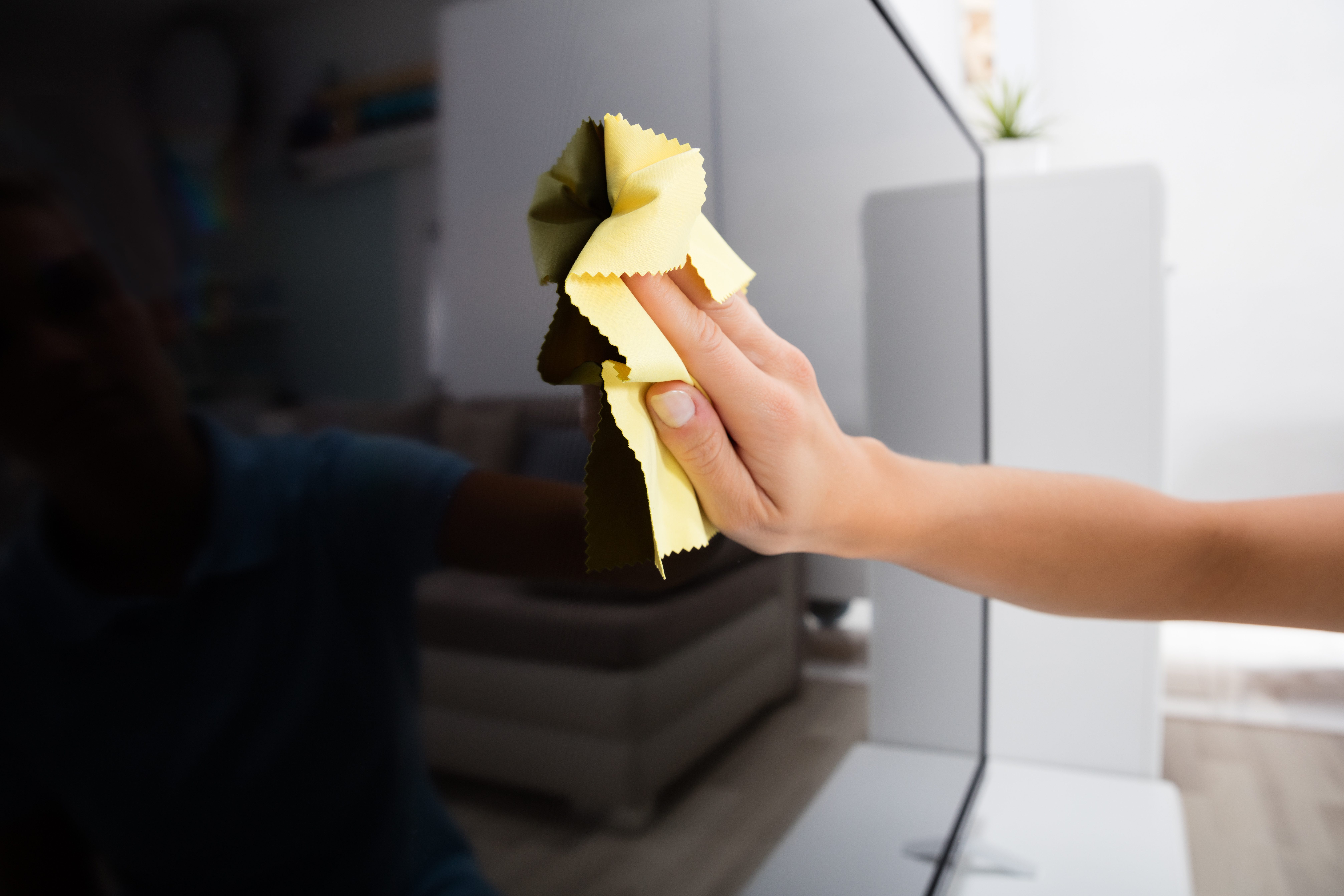 لتنظف شاشة التلفزيون المسطحة بطريقة صحيحة استخدم قطعة قماش ناعمة - Shutterstock