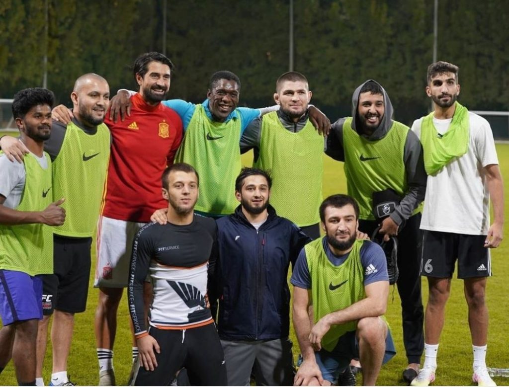 مباراة كرة قدم تجمع الشيف التركي بوراك والمقاتل الروسي حبيب نورمحمدوف والنجم الهولندي كلارنس سيدورف