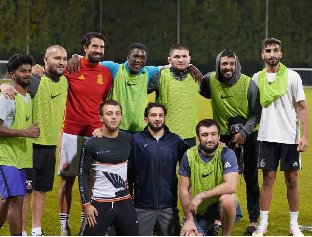 مباراة كرة قدم تجمع الشيف التركي بوراك والمقاتل الروسي حبيب نورمحمدوف والنجم الهولندي كلارنس سيدورف