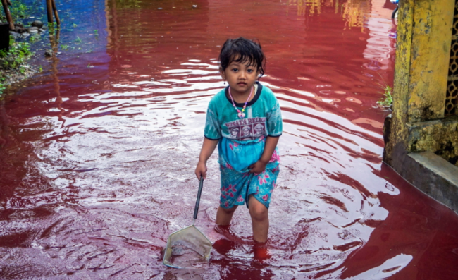 صور وفيديوهات لفيضانات بلون “الدماء” في إندونيسيا تغزو “تويتر”.. ما هي قصتها؟