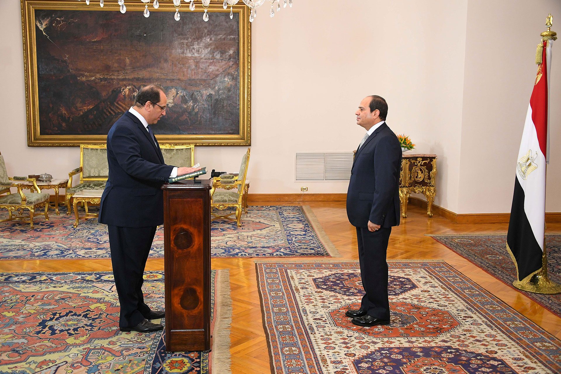 مدير المخابرات المصرية عباس كامل خلال إلقائه اليمين الدستورية أمام الرئيس المصري/صورة أرشيفية،رويترز