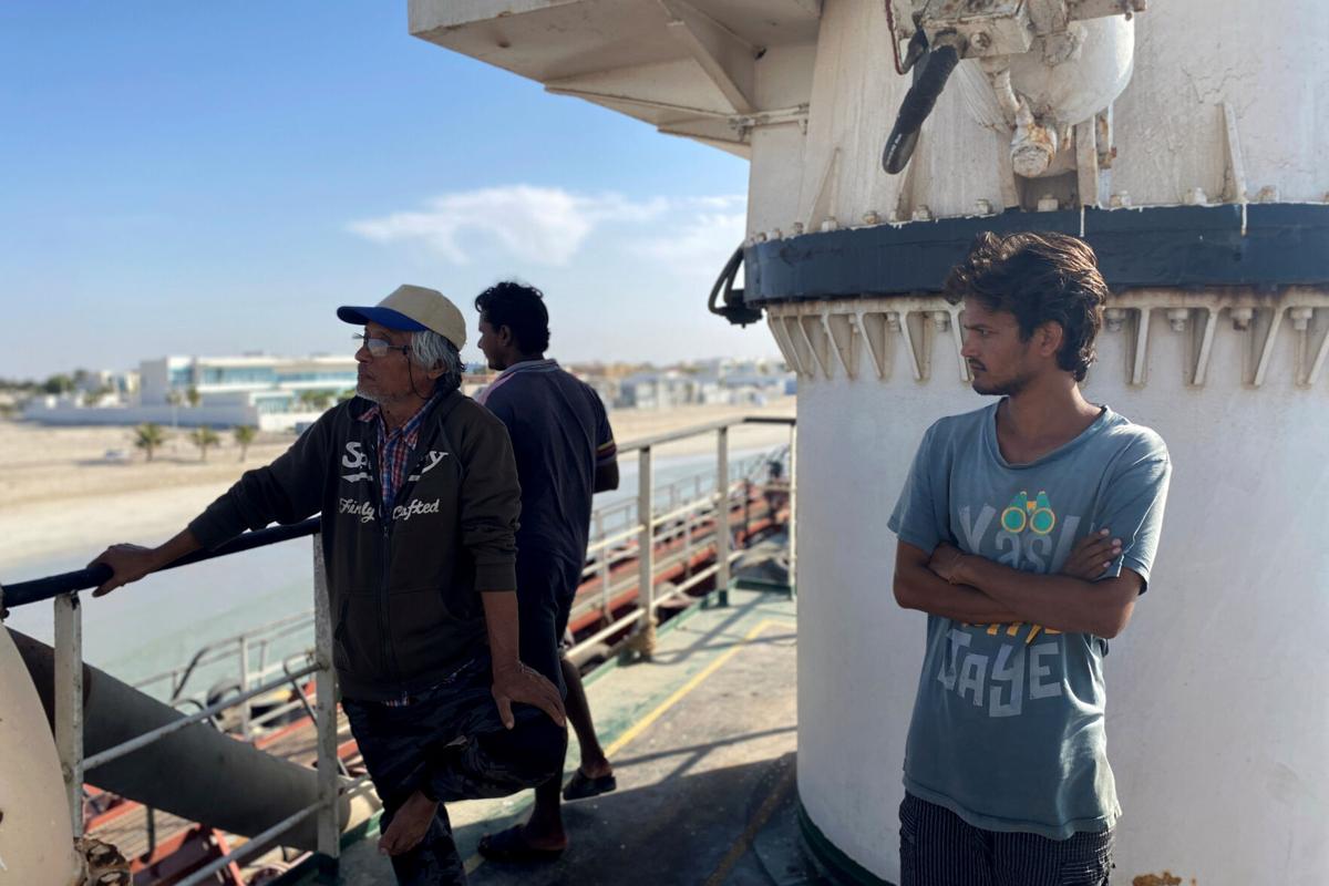 عاشوا جحيماً ولم تطأ أقدامهم اليابسة 4 سنوات.. محنة طاقم ناقلة نفط في سواحل الإمارات تنتهي أخيراً! (صور)