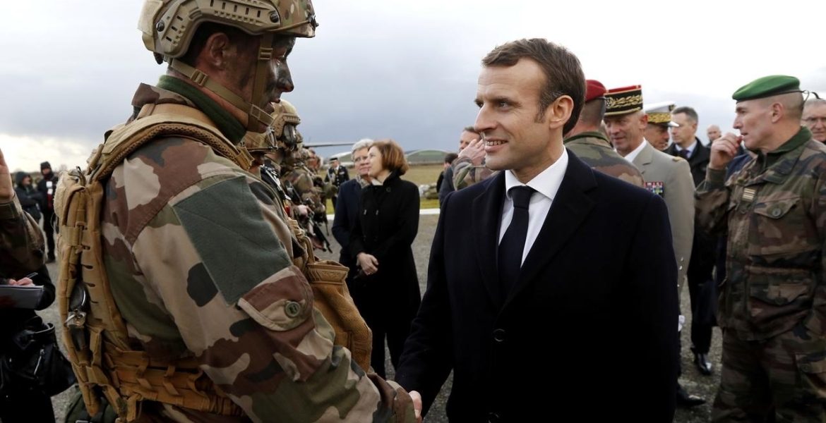 بعد فشلها ورفض وجودها العسكري.. هل تمهّد فرنسا للانسحاب من الساحل الإفريقي؟