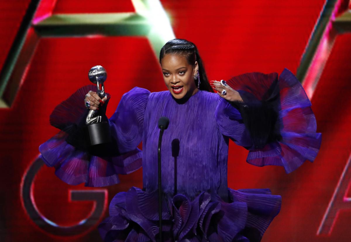 ريهانا بطلة قومية