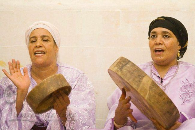 نساء تمردن على المجتمع لصناعة الفرح.. “العونيات” في المغرب حكاية فرقة موسيقية أدخلت أهازيجها البهجة في كل بيت