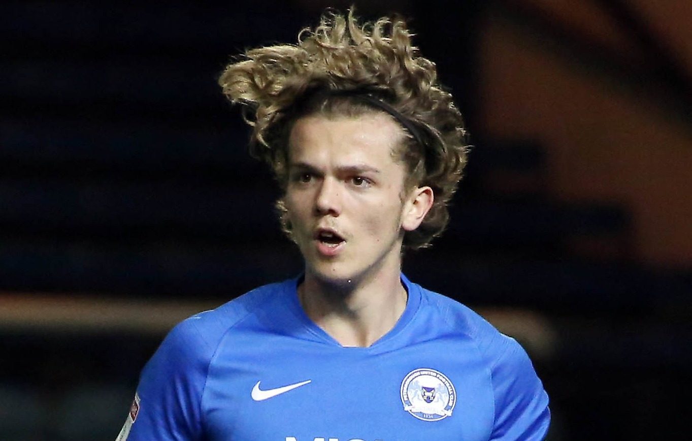 ضرب الكرة برأسه فأصيب بالعمى وأُجبِر على الاعتزال.. ما قصة اليافع الإنجليزي بوبي كوبينغ؟