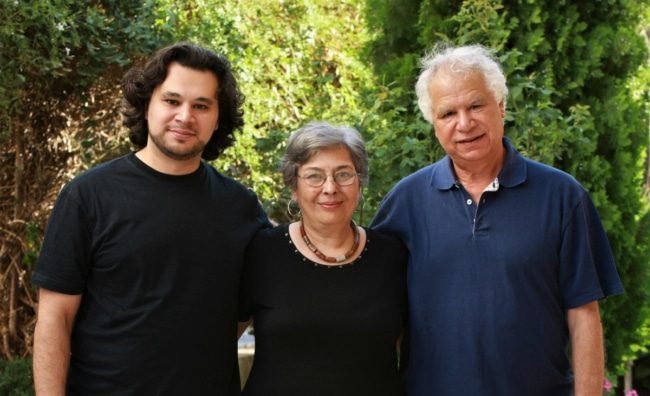 لماذا طردوه من مصر وفرَّقوه عن رضوى وتميم؟ معاناة مريد البرغوثي التي لم نعرفها