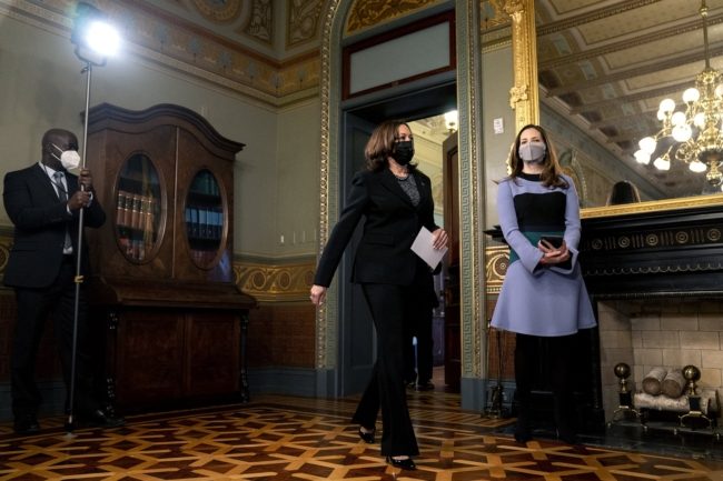 ارتدت ملابس ماركة عالمية متهمة بالعنصرية.. كامالا هاريس تواجه انتقادات في أول أسبوع لها بالبيت الأبيض