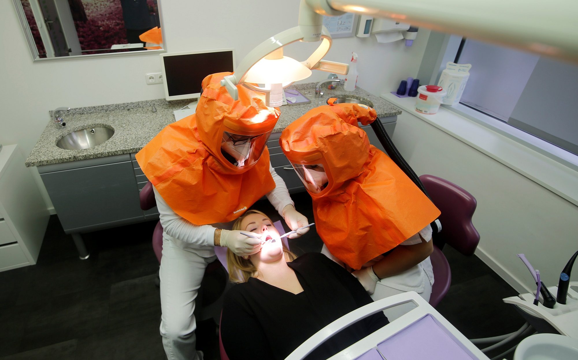 كورونا يجبر أطباء الأسنان على تغيير طريقة عملهم.. استغنوا عن أدوات وعادوا لأخرى قديمة